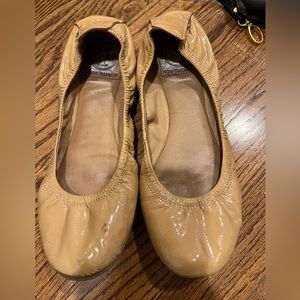 Tory burch nude patent leather stretch flat